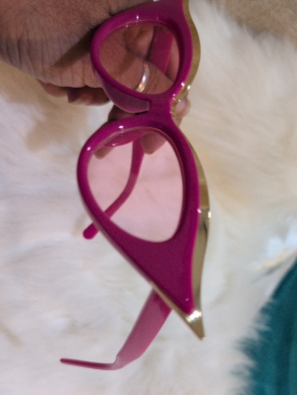 Bold Cat Eye Sunglasses in Fuchsia Pink - Women's Fashion Accessory NWOT - Picture 2 of 2